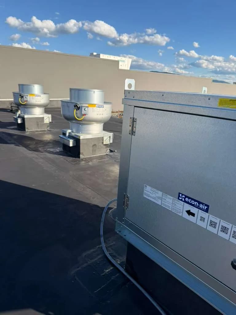 CaptiveAire make-up air unit and rooftop exhaust fans on commercial building